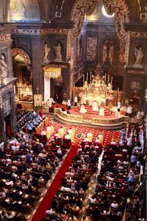 Prédication de SER le Cardinal Burke dans une église où se pressaient près de mille personnes