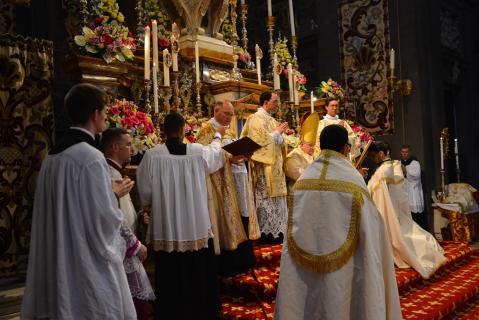 L&rsquo;archidiacre : Autant que l&rsquo;humaine fragilité permet de le savoir, je sais et je certifie qu&rsquo;ils sont dignes d&rsquo;être élevés à ces redoutables fonctions.