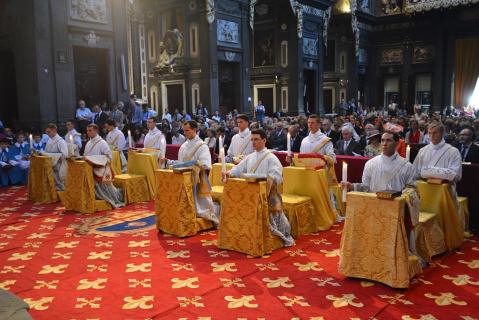 Les ordinands écoutent la monition de l&rsquo;archidiacre à genoux