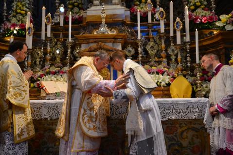 le Cardinal donne le baiser de paix aux jeunes prêtres