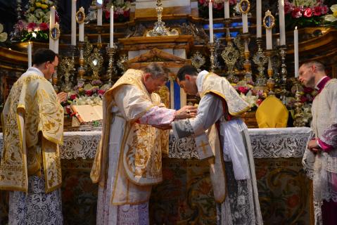 le Cardinal donne le baiser de paix aux jeunes prêtres