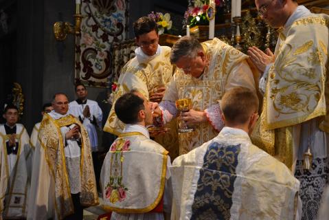 Communion des prêtres ordonnés