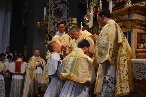 Communion des prêtres ordonnés
