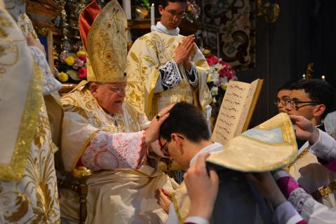 Complément d&rsquo;ordination : le pouvoir de remettre les péchés est conféré