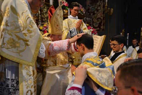 Complément d&rsquo;ordination : le pouvoir de remettre les péchés est conféré