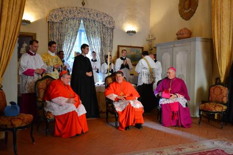 de gauche à droite : les Cardinaux Burke et Betori, ainsi que Mgr Finn