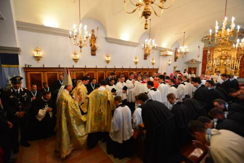 Son Éminence le Cardinal Betori entre dans la chapelle comble