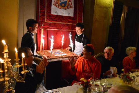 Présentation du gâteau à S.E.R. le Cardinal Betori