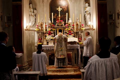 Messe du Chanoine Mattheus dans la chapelle de la Très Sainte Trinité 