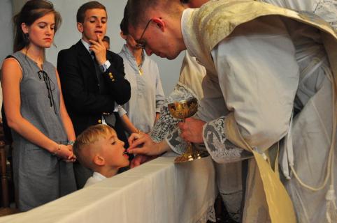 La première messe du Chanoine de Guillebon a été aussi l&rsquo;occasion de la première communion de son frère