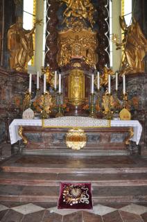 Le maître-autel préparé pour la Messe pontificale