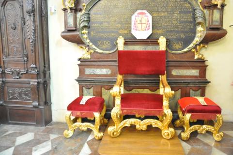 Trône surmonté des armes de SER le Cardinal Burke