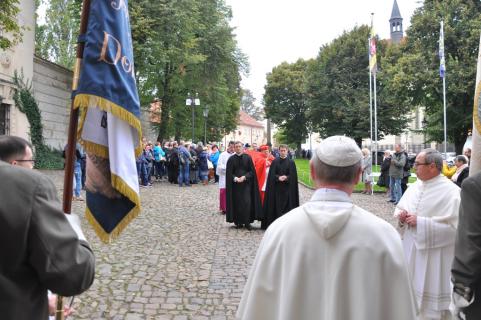 Arrivée du Cardinal à la basilique, accueilli par le Père Abbé.