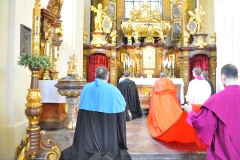 Le pontife se recueille un instant devant le Très-Saint-Sacrement