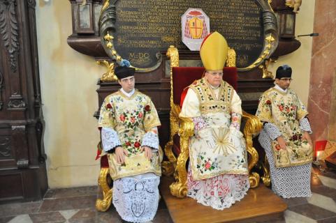 Le Pontife au trône entouré du diacre et du sous-diacre