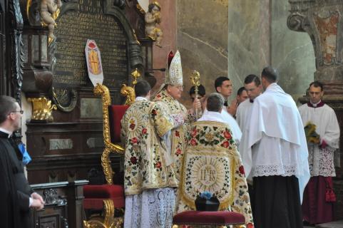 Retour au trône pour le déshabillement du pontife