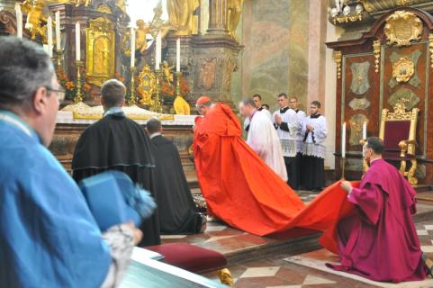 Le Cardinal quitte le chur