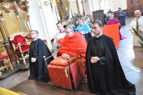 Le Cardinal se recueille devant le Très-Saint-Sacrement