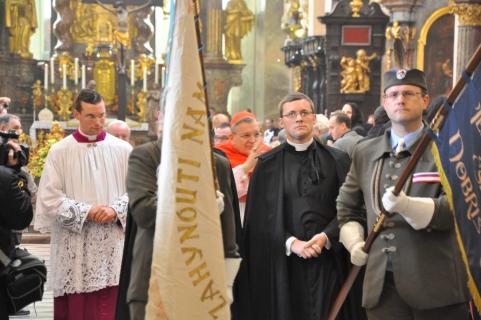 Bénédictions données par le Cardinal en sortant de la basilique