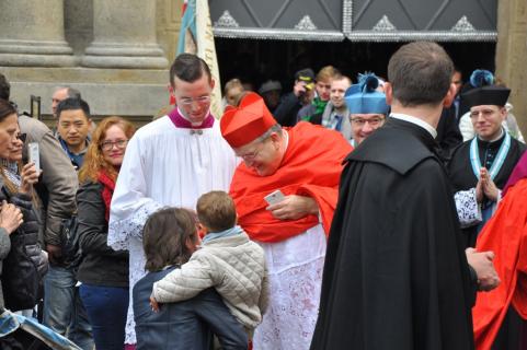 Bénédictions des fidèles et distribution d&rsquo;images sur le parvis de la basilique 