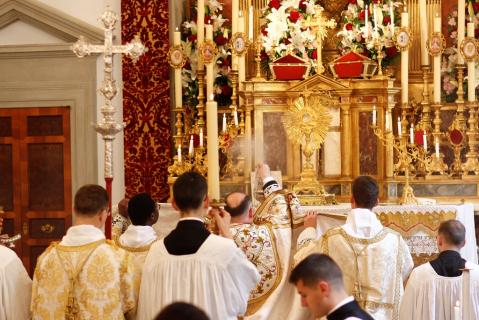 La messe a été suivie de l&rsquo;exposition du Saint Sacrement et d&rsquo;une procession