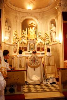 L&rsquo;acte de réparation au Sacré C&&oelig;lig;ur de Jésus a été lu devant le Très-Saint Sacrement exposé