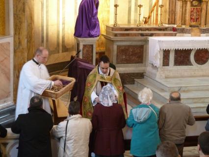 Distribution des rameaux aux fidèles