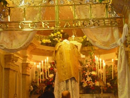 Le diacre dépose le Saint-Sacrement dans le tabernacle.