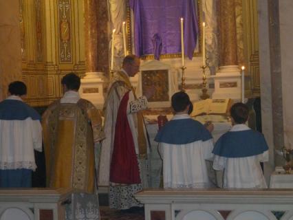 Le diacre reçoit la bénédiction avant de chanter l&rsquo;Evangile.