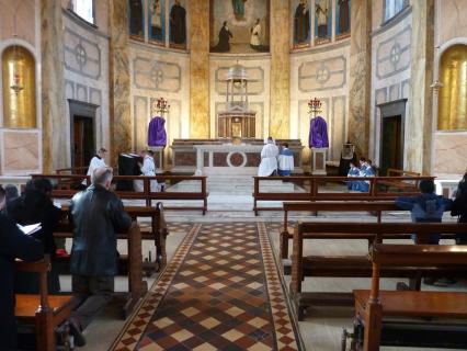 Au moment du récit de la Mort de Notre-Seigneur, on s&rsquo;agenouille quelques instants.