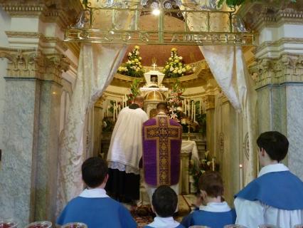 Le Saint-Sacrement est ramené du Reposoir.