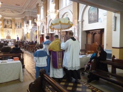 Le Saint-Sacrement est ramené du Reposoir.