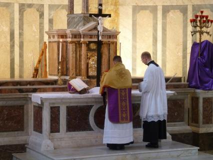 Le Saint-Sacrement est ramené du Reposoir.