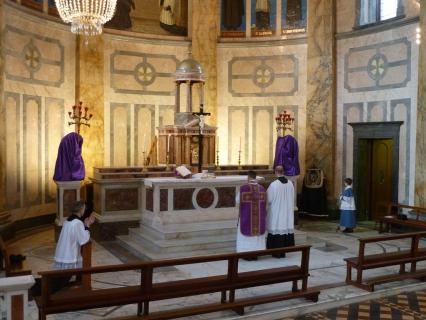Le Saint-Sacrement est ramené du Reposoir.