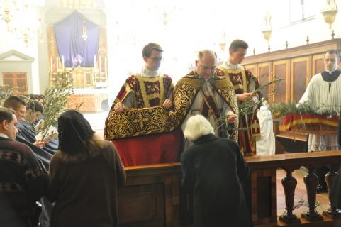 Distribution des rameaux aux fidèles