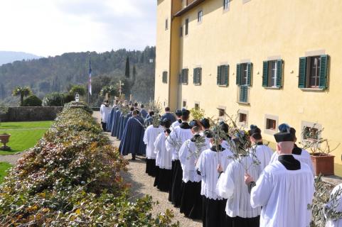 Procession dans les jardins du séminaire