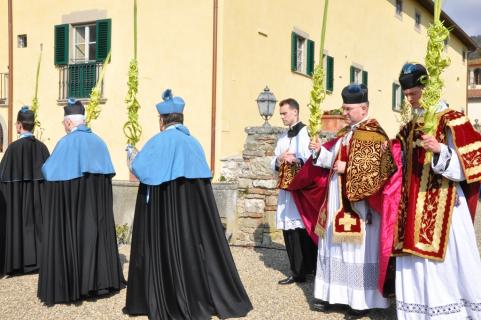 Procession dans les jardins du séminaire