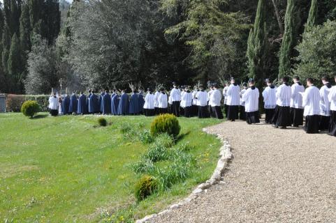 Procession dans les jardins du séminaire