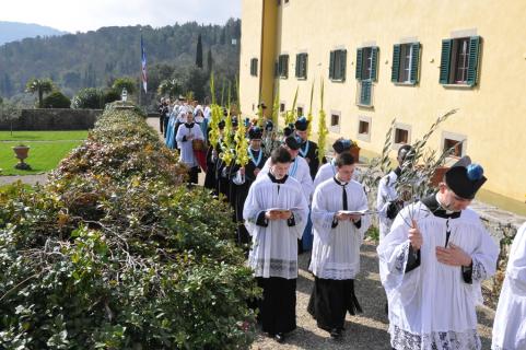 Procession dans les jardins du séminaire