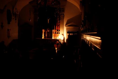 A la fin de l&rsquo;antienne, le dernier cierge restant est caché derrière l&rsquo;autel puis réapparaît, symbole de la Mort et de la Résurrection du Christ.