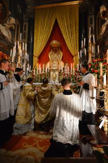 Arrivé au Reposoir, le Saint-Sacrement est encensé.