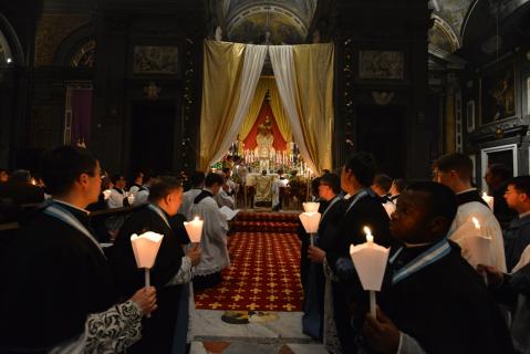 Arrivé au Reposoir, le Saint-Sacrement est encensé.