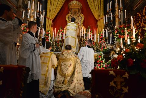 Puis le diacre dépose le Saint-Sacrement dans le tabernacle.