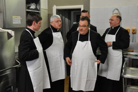 En mémoire de Notre-Seigneur qui s&rsquo;est abaissé jusqu&rsquo;à servir les Apôtres, les supérieurs font le service le Vendredi Saint