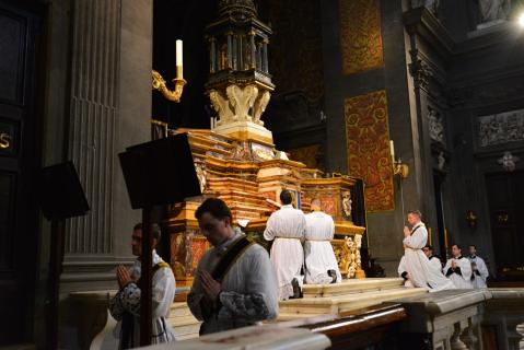 Au moment du récit de la Mort de Notre-Seigneur, on s&rsquo;agenouille quelques instants.