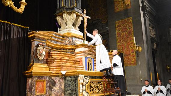 La Croix est ensuite placée par le diacre au-dessus de l&rsquo;autel.