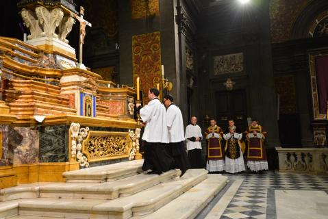 Les acolytes placent une nappe sur l&rsquo;autel.