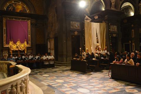 Le Saint-Sacrement est ramené du Reposoir.