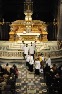Le Saint-Sacrement est ramené du Reposoir.