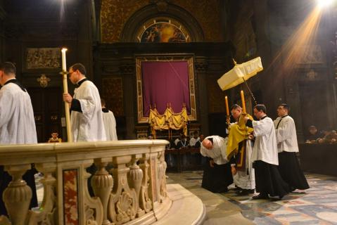 Le Saint-Sacrement est ramené du Reposoir.